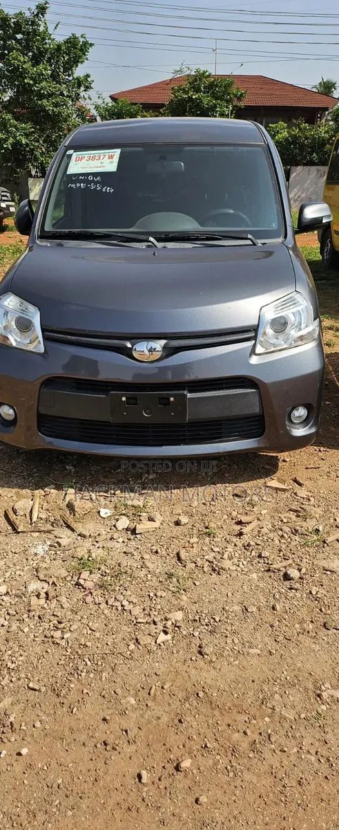 Toyota Sienta 2013 Gray · Photo 1
