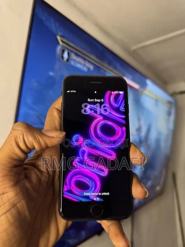 New Apple iPhone SE (2022) 64 GB Black · Photo 1
