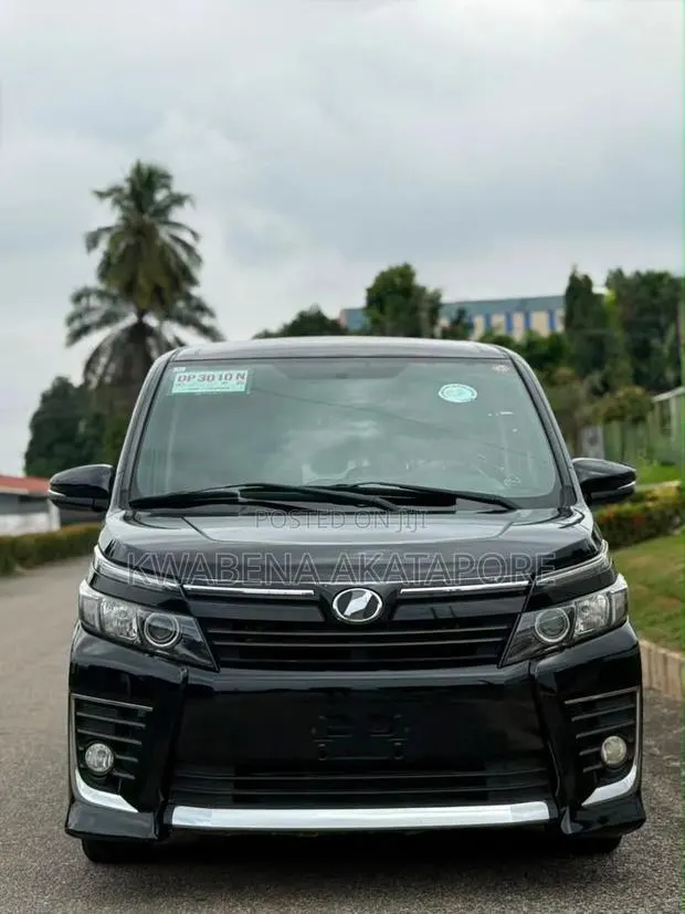 Toyota Voxy 2016 Black · Photo 1
