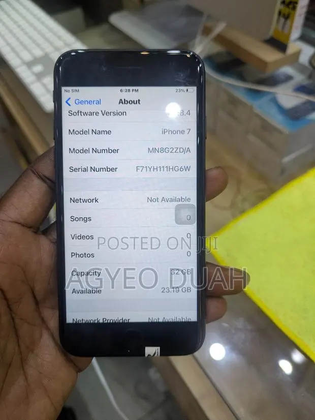 New Apple iPhone 7 32 GB Black · Photo 1