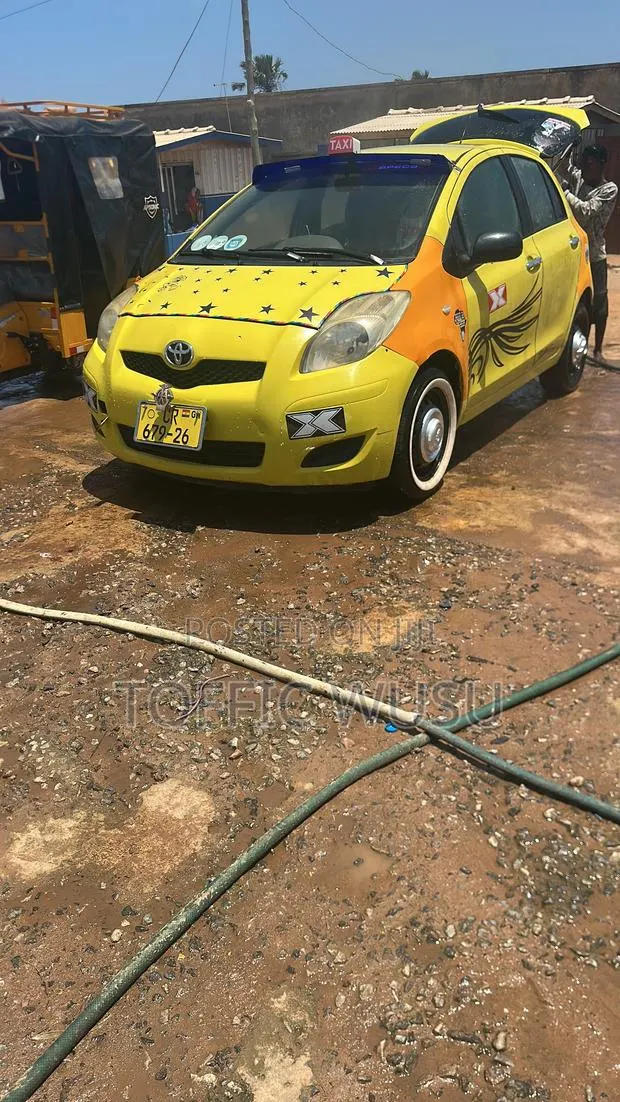Toyota Yaris Base Hatchback 3dr 2010 Yellow · Photo 1