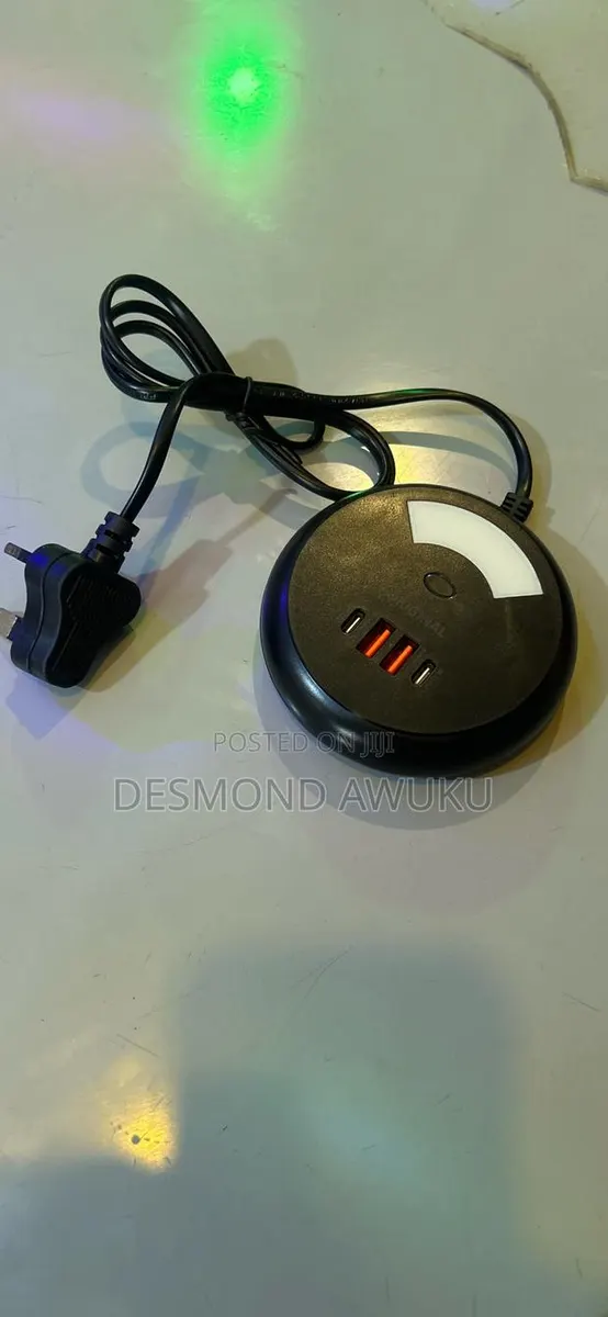 Traveling Adapter · Photo 1