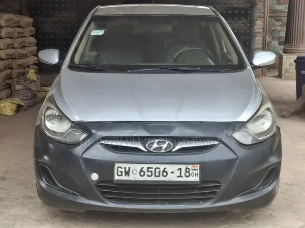 Hyundai Accent SE 2013 Silver · Photo 1