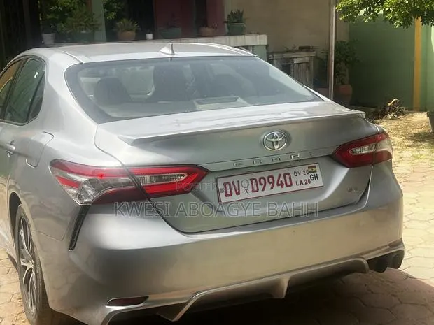 Toyota Camry SE (2.5L 4cyl 8A) 2019 Silver · Photo 1
