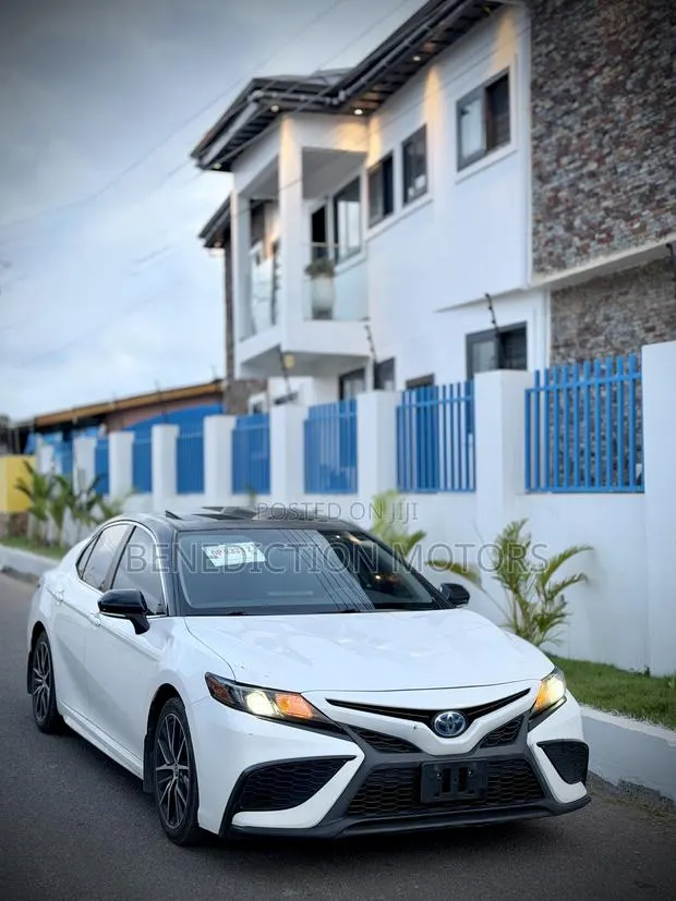 Toyota Camry Hybrid SE 2023 White · Photo 1