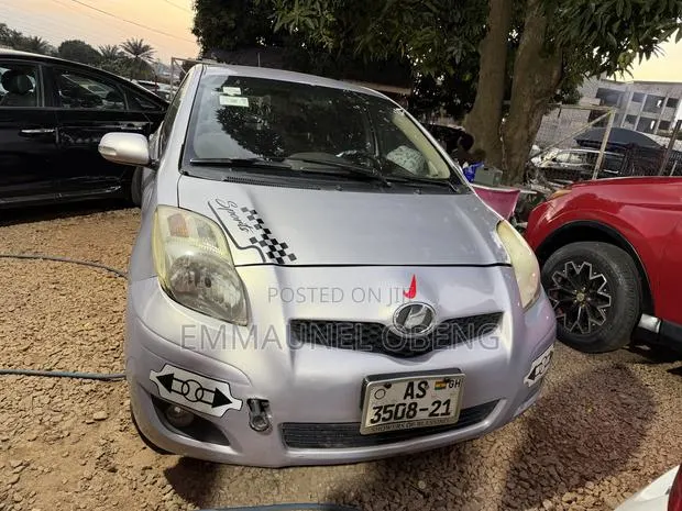 Toyota Vitz 2010 Silver · Photo 1