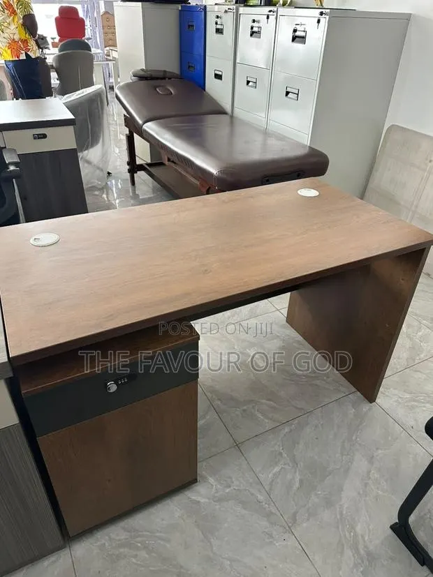 Strong and Simple Officetable · Photo 1