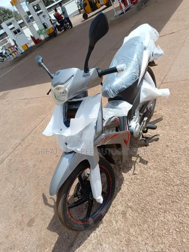 Aprilia 2021 Gray · Photo 1