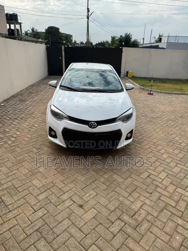 Toyota Corolla 2015 White · Photo 1