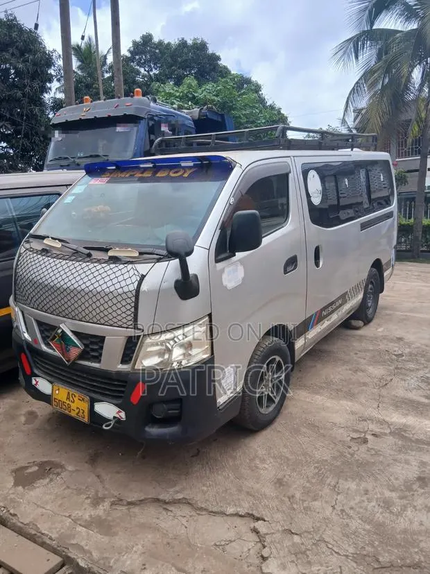 Nissan Caravan (Urvan) 2015 Silver · Photo 1