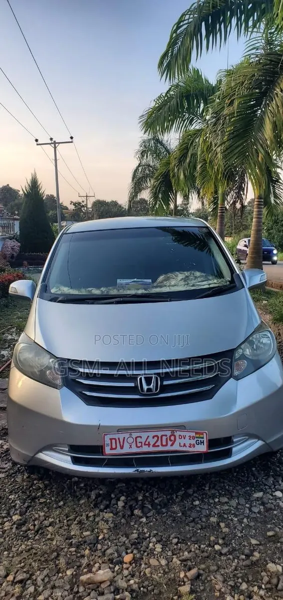 Honda Freed 2012 Silver · Photo 1