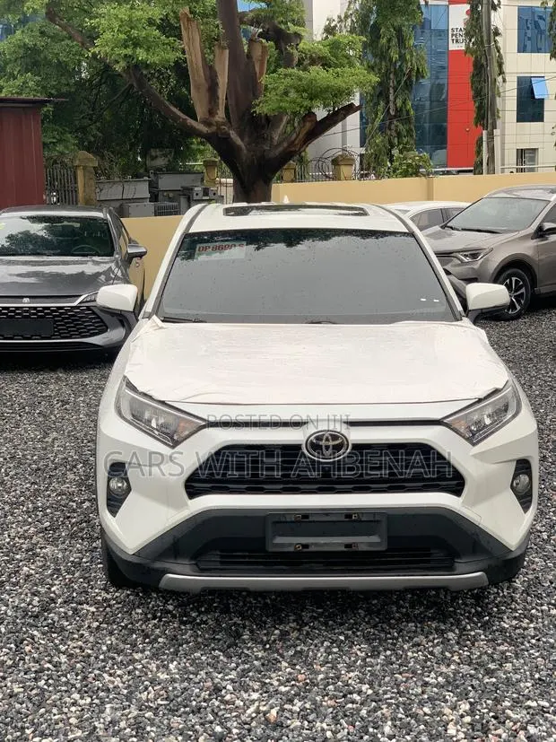 Toyota RAV4 XLE FWD 2023 White · Photo 1