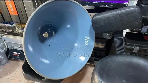 Megaphone Horns and Magnet · Photo 1