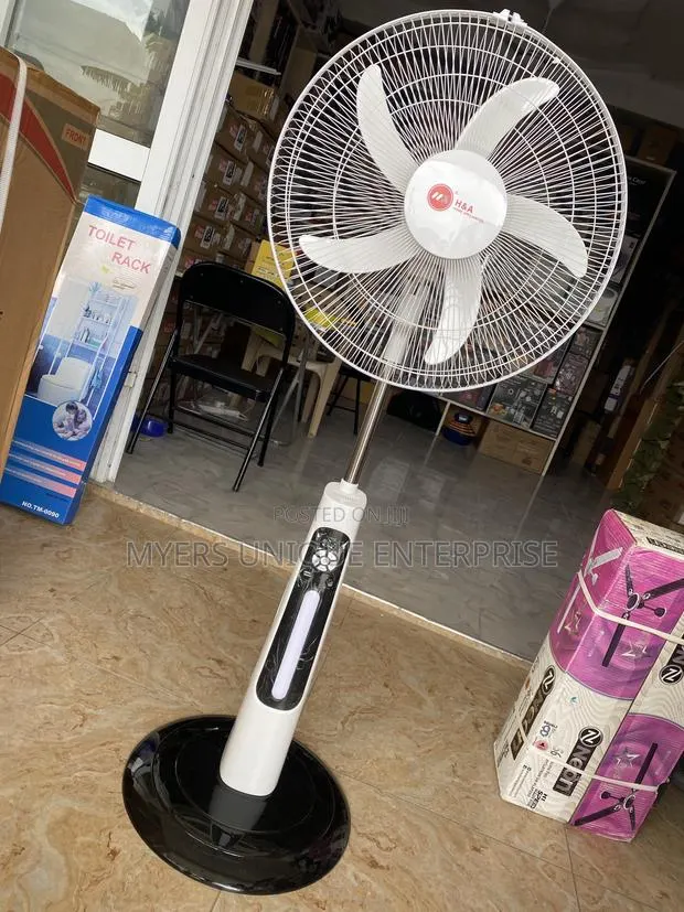 18" Rechargeable Standing Fan With Long Battery Backup · Photo 1