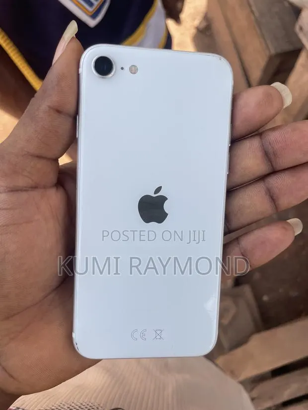 Apple iPhone SE (2022) 64 GB White · Photo 1