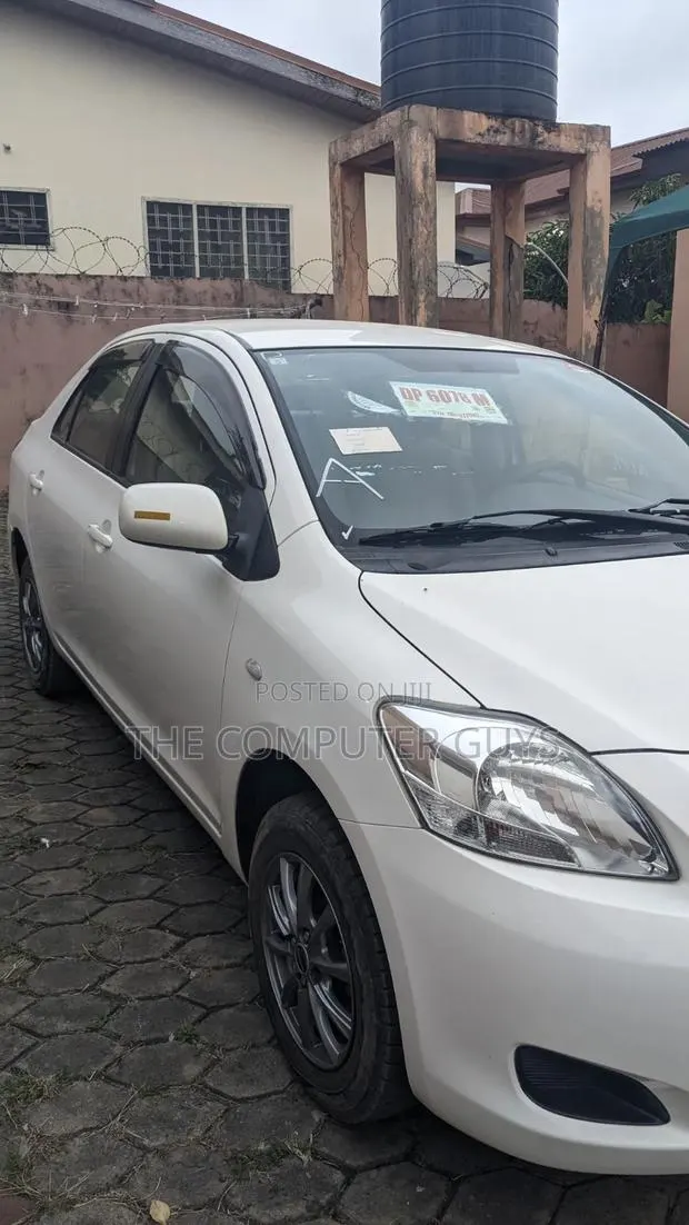Toyota Belta 2010 White · Photo 1