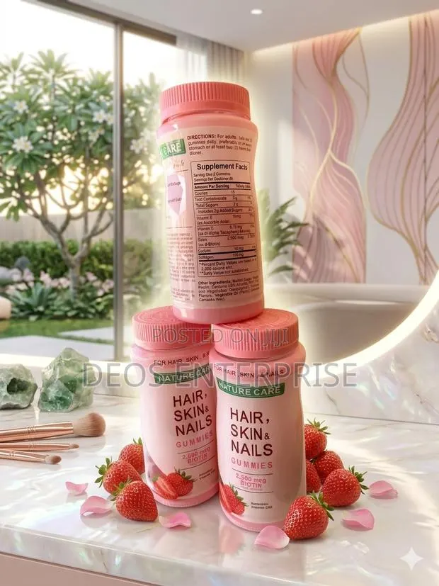 Luminous Skin Strong Nails: Strawberry Delights · Photo 1