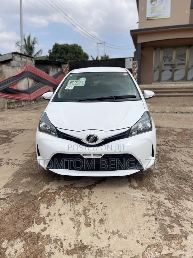 Toyota Vitz 1.3 FWD 5dr 2015 White · Photo 1