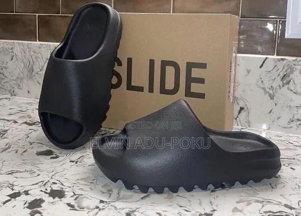 Adidas Yeezy Slides “ Dark Onyx” · Photo 1