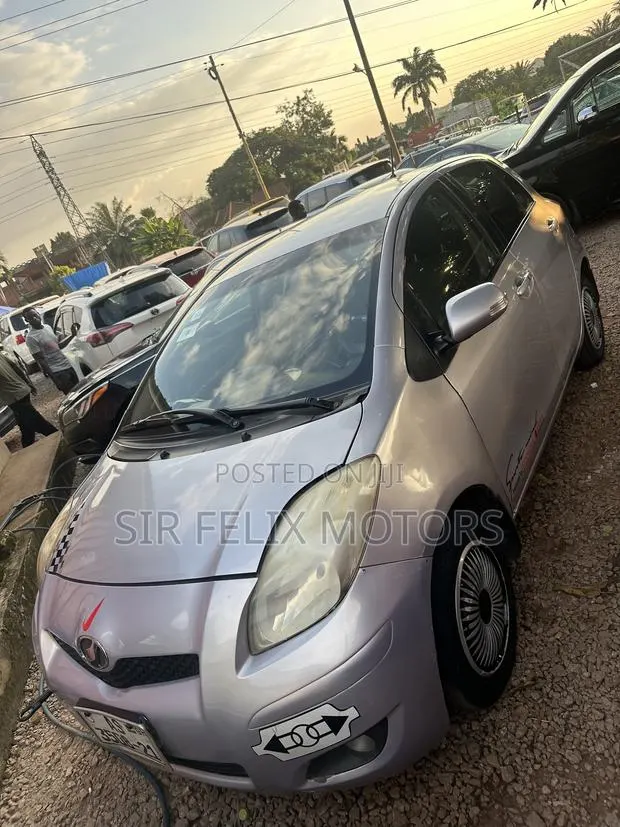 Toyota Vitz 1.0 FWD 5dr 2010 Black · Photo 1