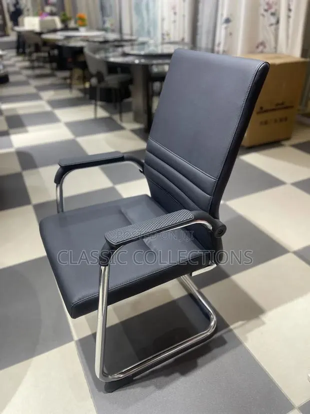 Visitors Chair With Textured Armrest · Photo 1