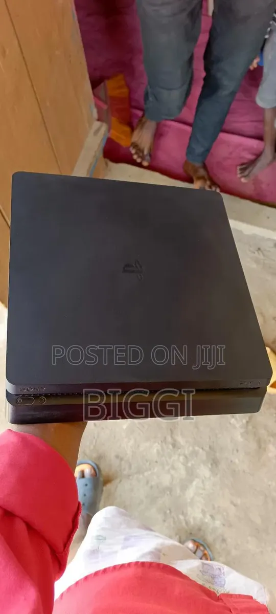 Ps4 Slim With 1 Controller · Photo 1