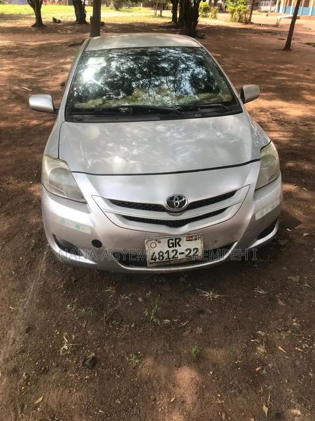 Toyota Belta 2014 Silver · Photo 1