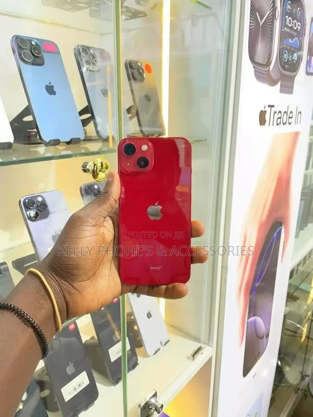 Apple iPhone 13 256 GB Red · Photo 1