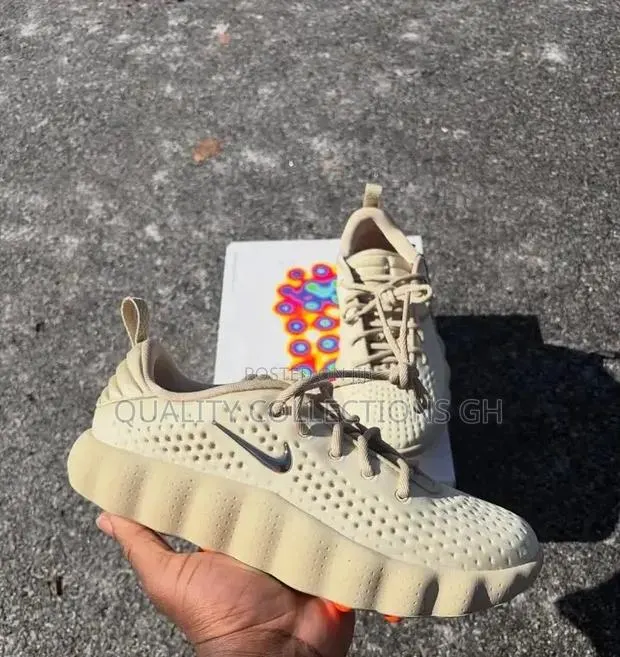 Nike Mind 002 Light Khaki · Photo 1