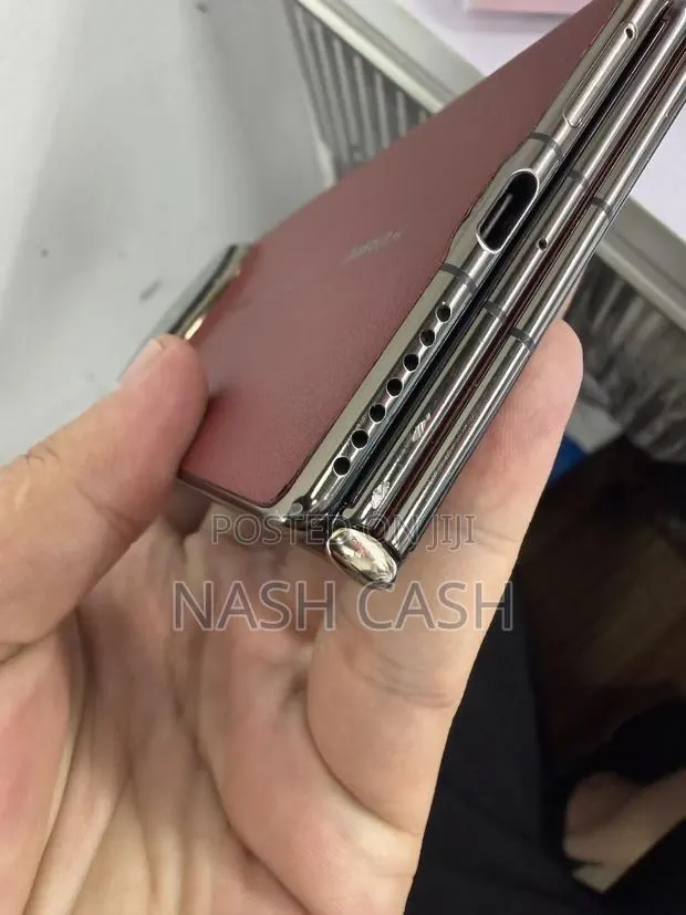 Huawei Mate XT Ultimate Design 1 TB Bronze · Photo 1