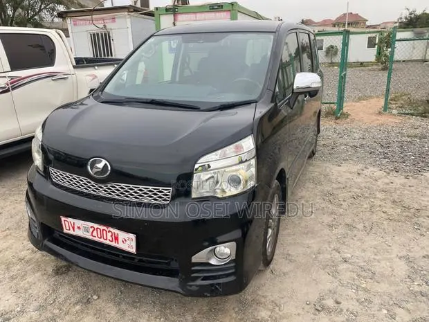 Toyota Voxy V 2WD 8-Seater 2013 Black · Photo 1
