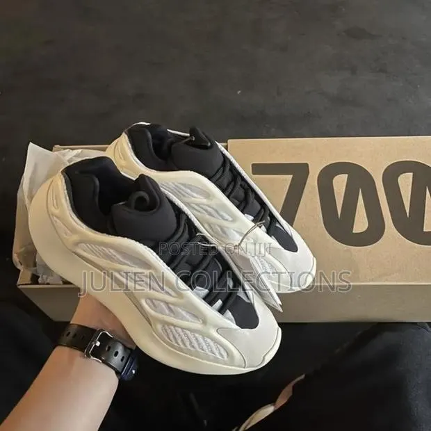 Adidas Boost V3 Cream Colour · Photo 1