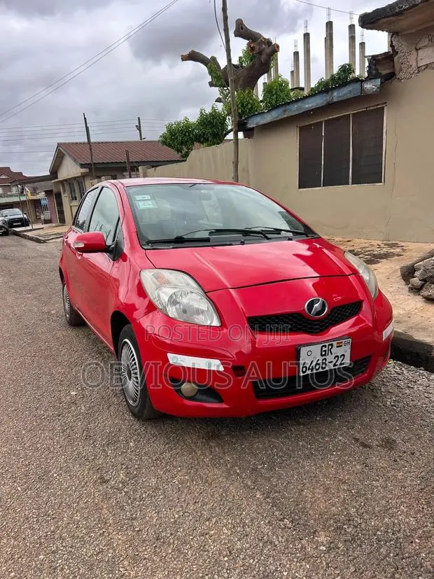 Toyota Vitz 2010 Red · Photo 1