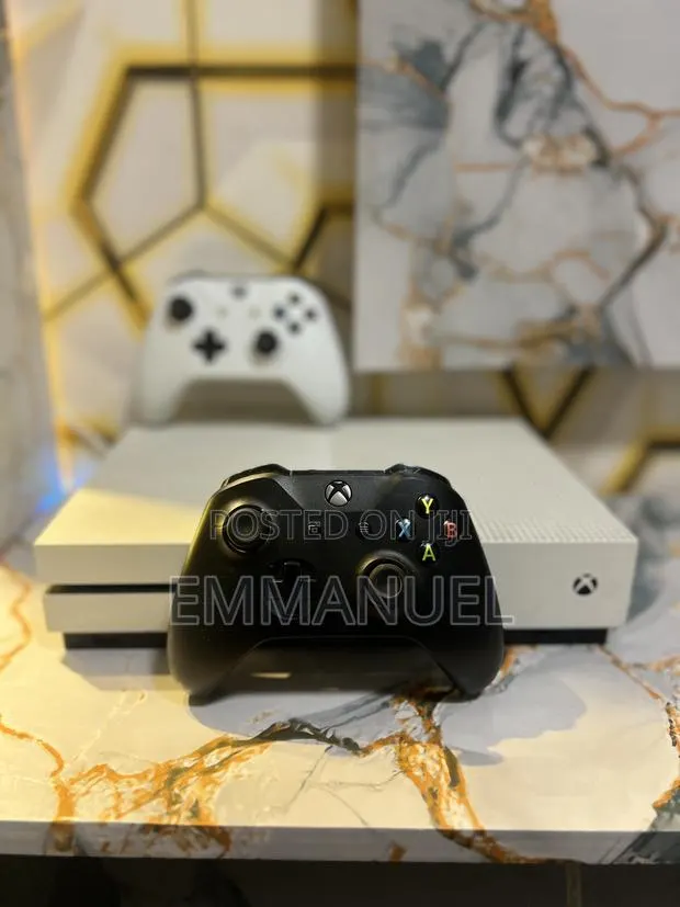 Xbox One S + Massive 17 Game Collection 1tb · Photo 1
