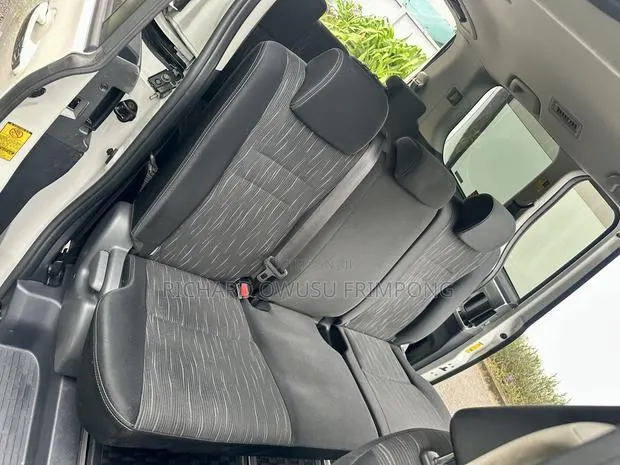 Toyota Voxy V 2WD 8-Seater 2012 White