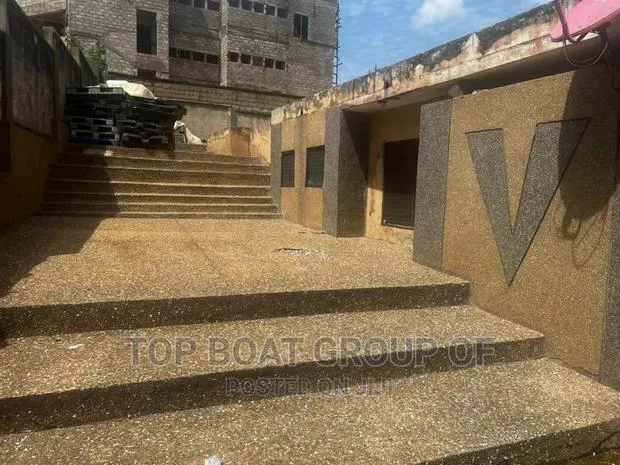Furnished 10bdrm House in Airport Roundabout, Kumasi Metropolitan