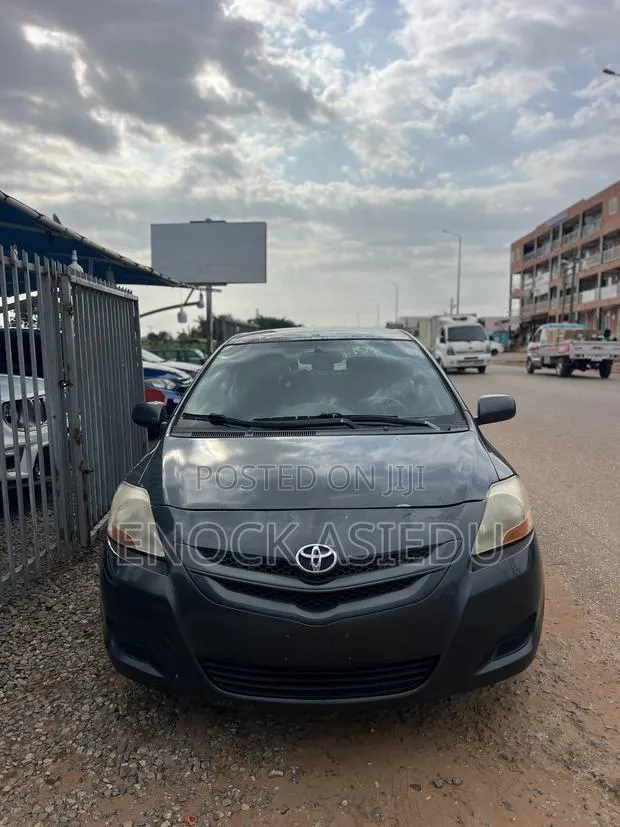 Toyota Yaris Base Sedan 4dr 2010 Gray · Photo 1