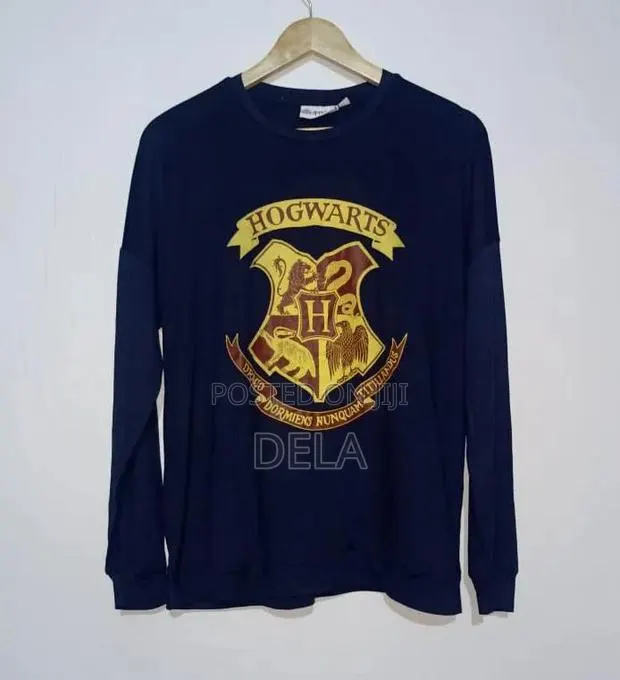 Hogwarts Sweatshirt · Photo 1
