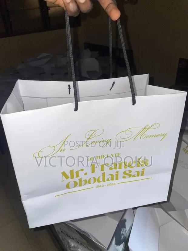 White Customized Paper Bags With Handle · Photo 1