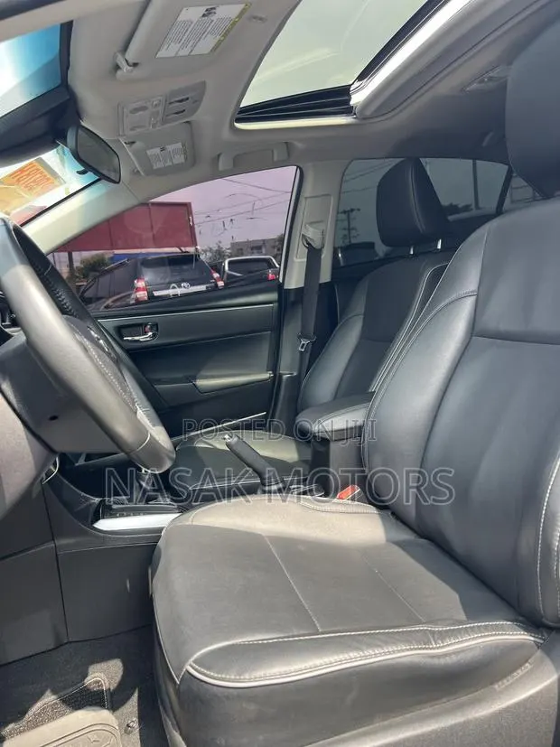 Toyota Corolla XLE (1.8L 4cyl 2A) 2018 White · Photo 1