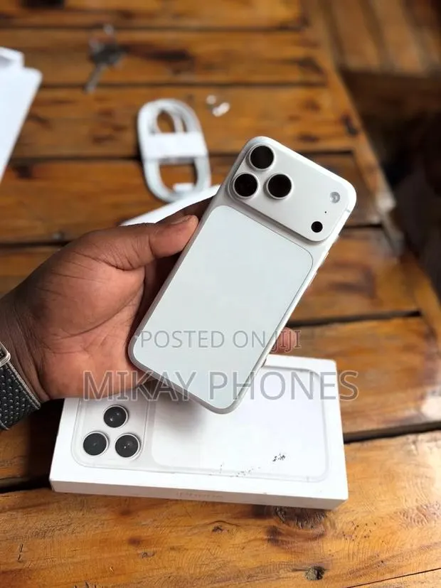 Apple iPhone 17 Pro Max 512 GB Silver · Photo 1