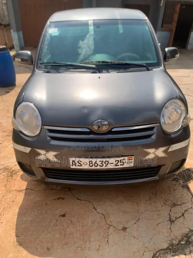 Toyota Sienta 1.5 AWD 2012 Gray · Photo 1