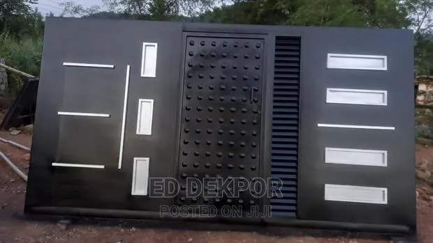 Sq Metal Gate · Photo 1