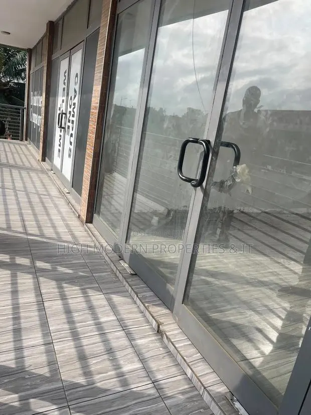 High Modern Spacious Shop for Rent · Photo 1