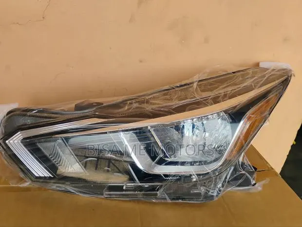 Nissan Versa 2020/2021/2022/2023/2024 Headlight · Photo 1