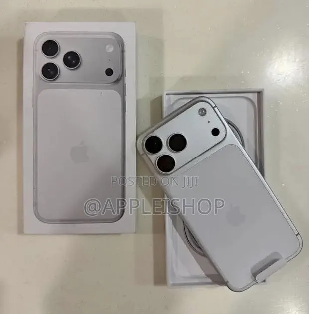 Apple iPhone 17 Pro Max 512 GB Silver · Photo 1