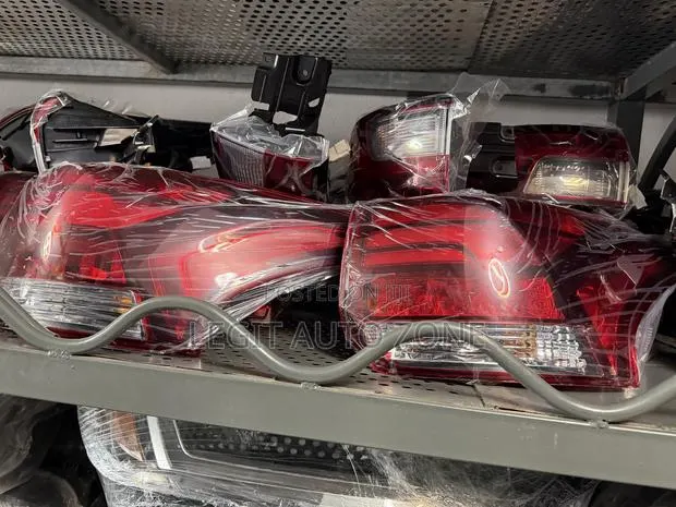 Mitsubishi Outlander 2018,2017,2020,2019,Taillights Available · Photo 1