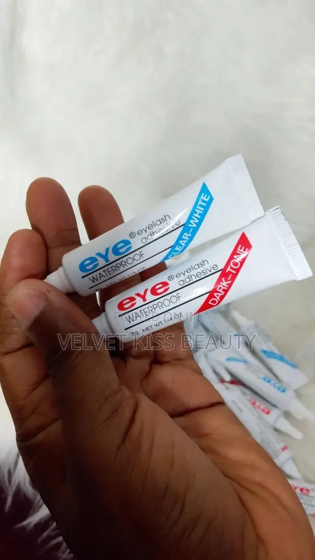 Waterproof Cluster Lash Glue · Photo 1