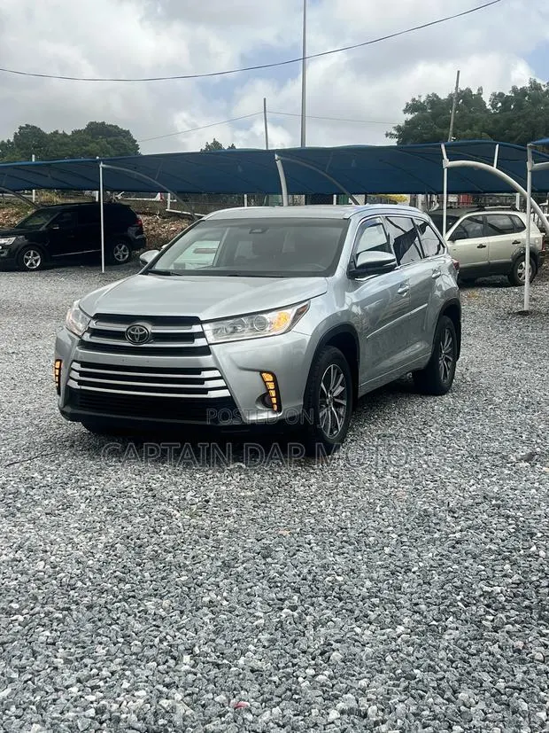Toyota Highlander XLE 4x4 V6 (3.5L 6cyl 8A) 2018 Silver