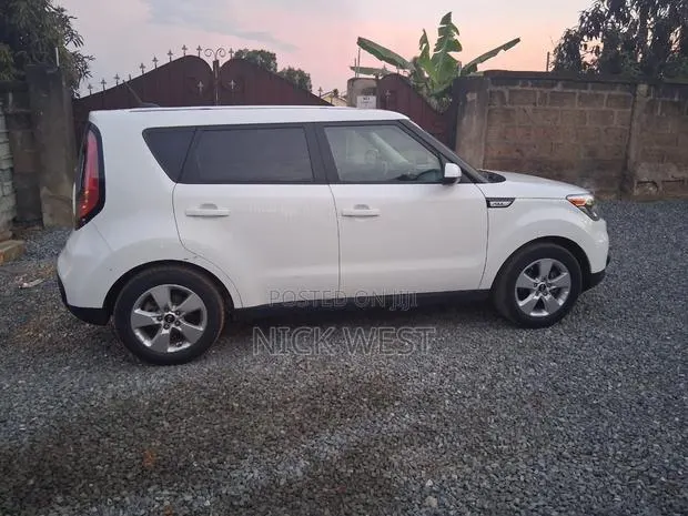 Kia Soul Hatchback 2019 White · Photo 1